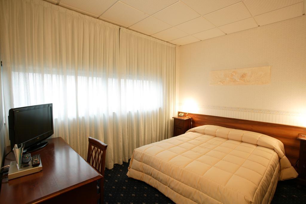 Hotel Alexander Τσεζένα Εξωτερικό φωτογραφία