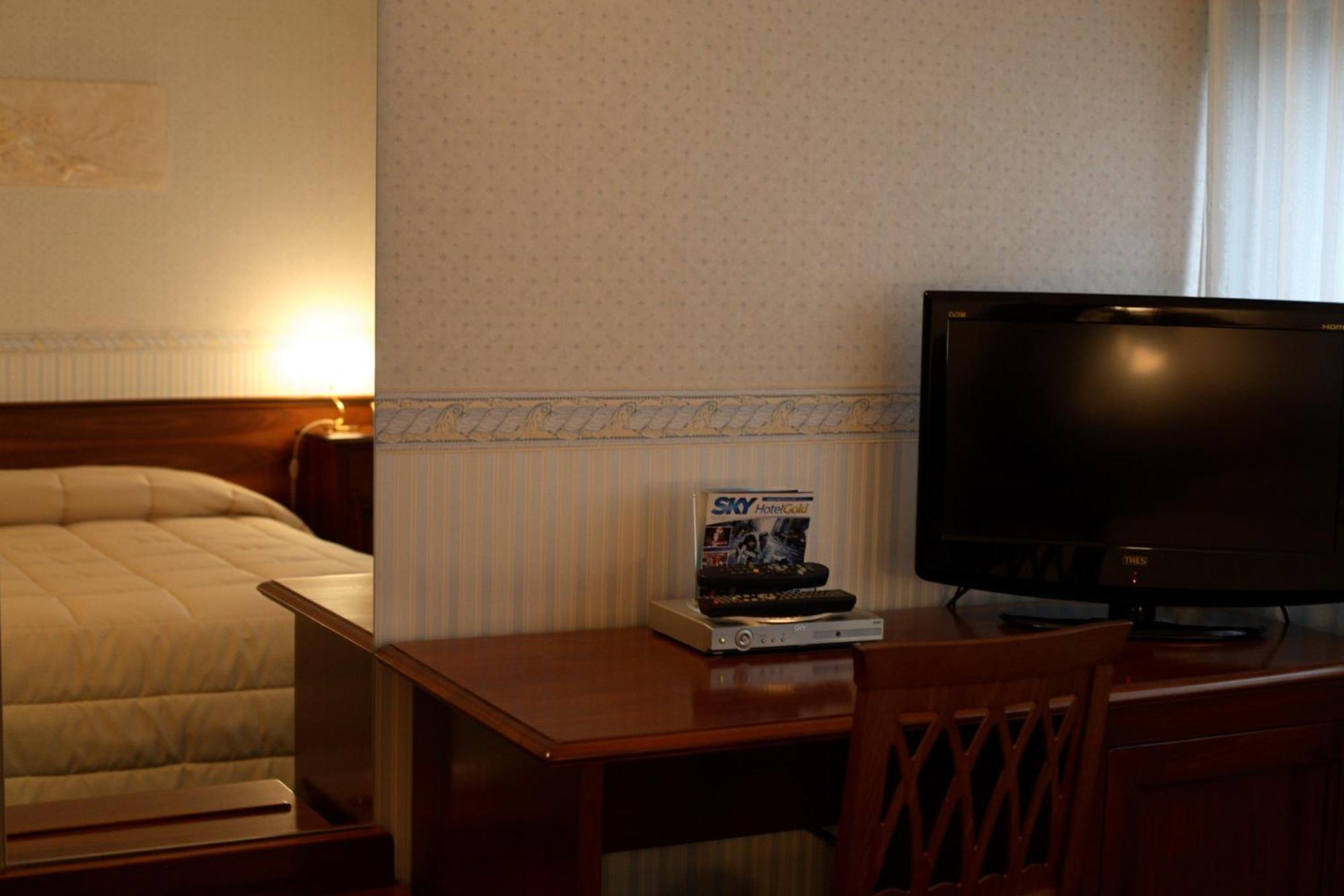 Hotel Alexander Τσεζένα Εξωτερικό φωτογραφία