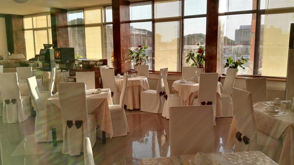 Hotel Alexander Τσεζένα Εξωτερικό φωτογραφία