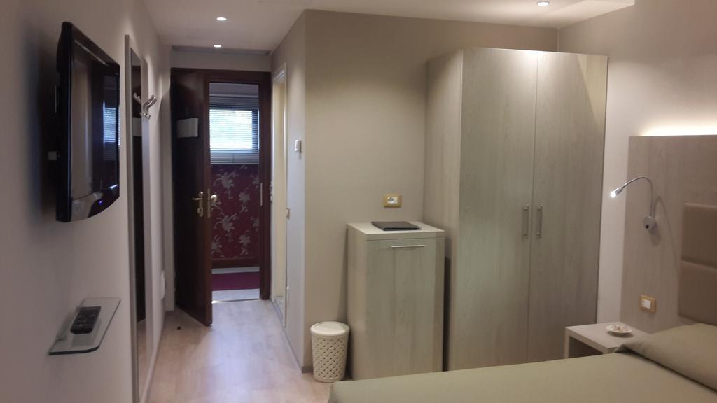 Hotel Alexander Τσεζένα Εξωτερικό φωτογραφία